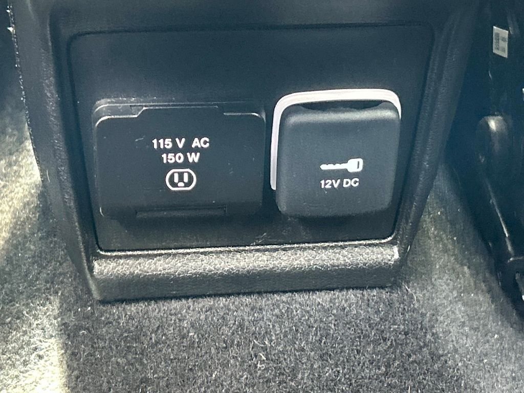 Used 2022 White Jeep Latitude image 19