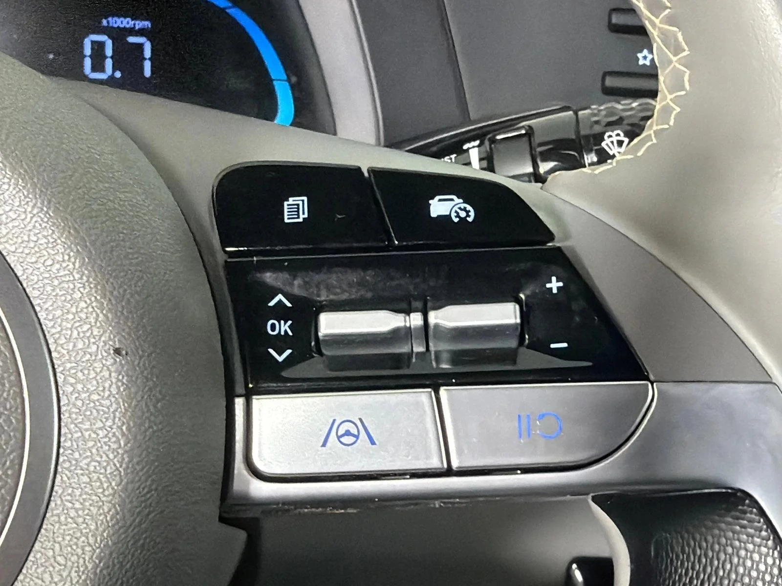 Used 2025 Gray Hyundai SEL Sport image 25