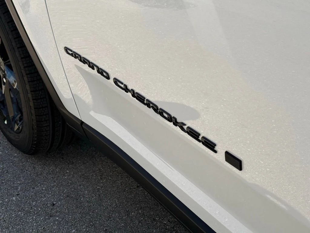 New 2026 Bright White Clear-Coat Exterior Paint Jeep Limited image 30