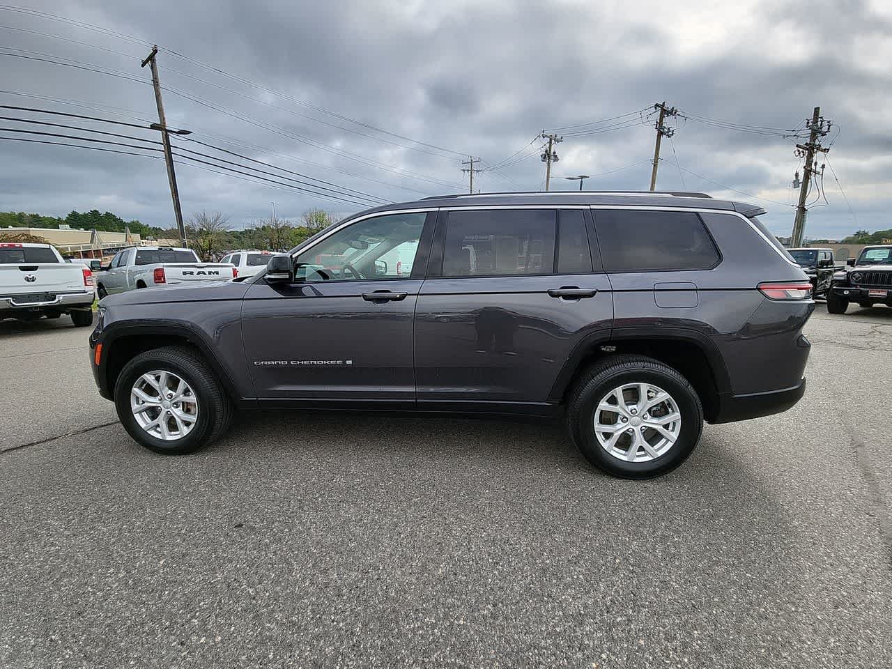 Used 2023 Baltic Gray Metallic Clearcoat Jeep Limited image 6