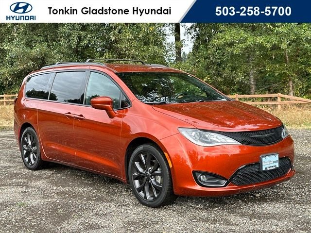 Used 2018 Copper Pearlcoat Chrysler Touring L image 1