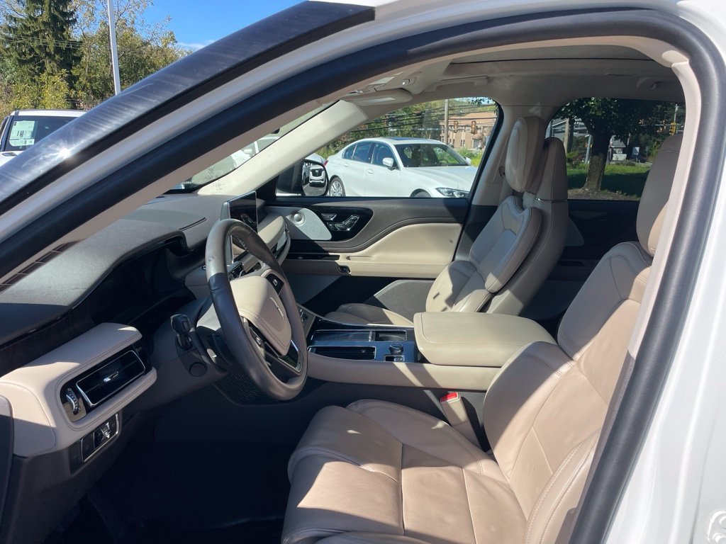 Used 2023 White Lincoln Reserve image 5