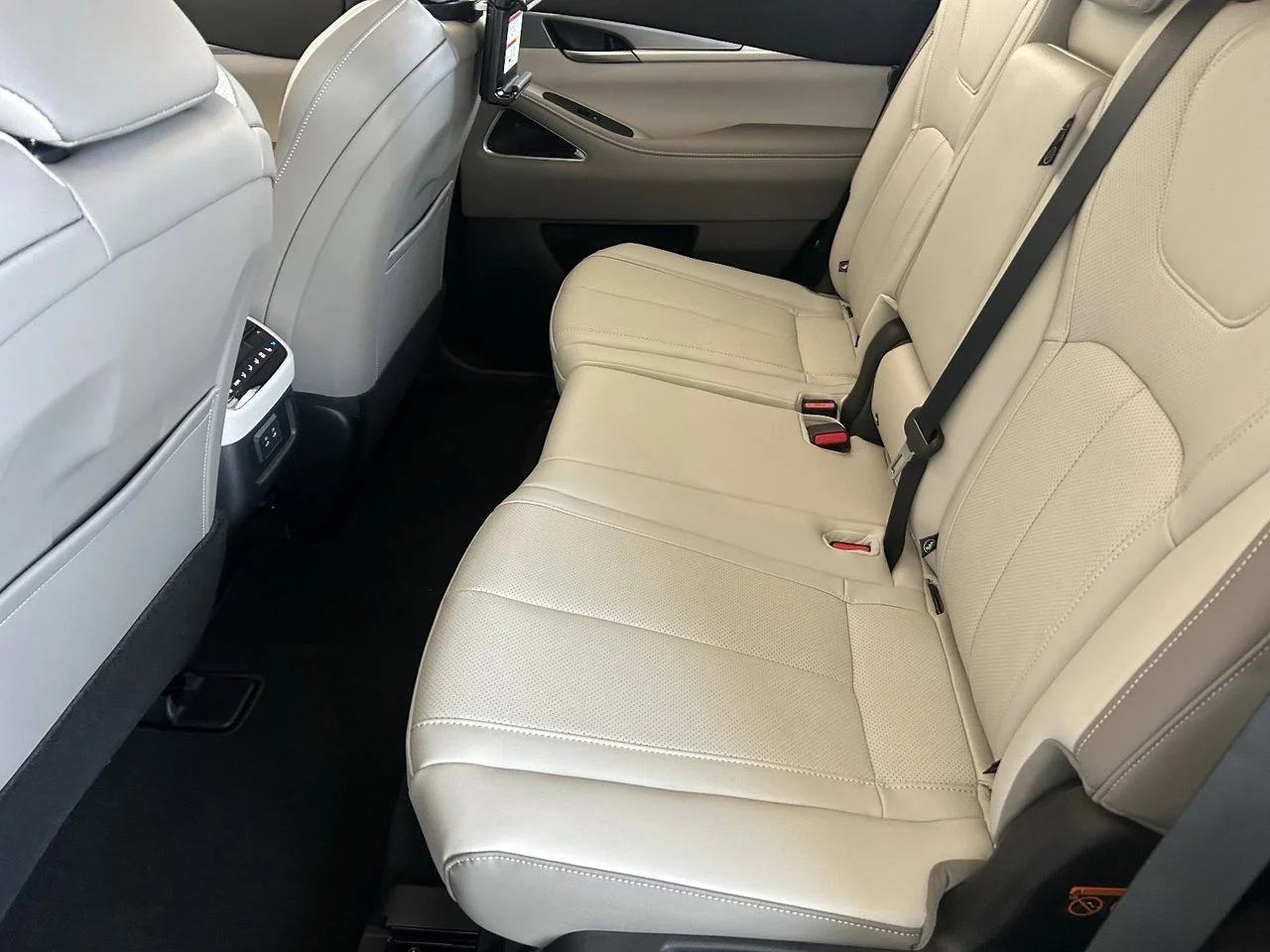 New 2027 GRAPHITE SHADOW INFINITI Luxe AWD image 16