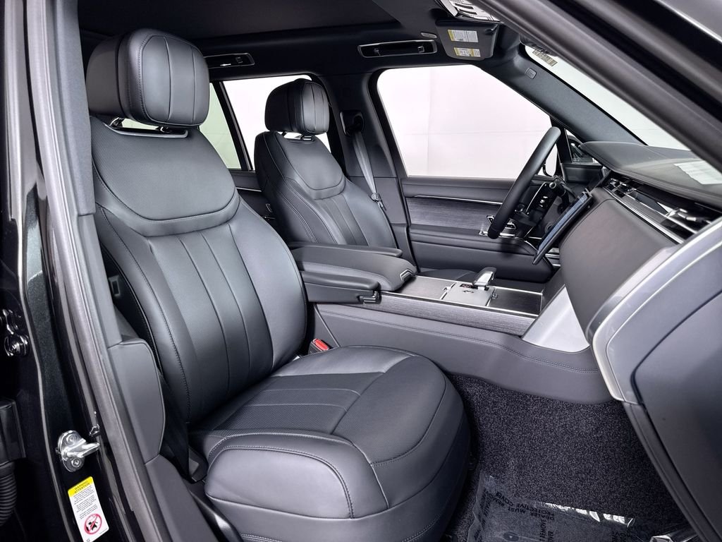 New 2026 SANTORN BLK MET Land Rover SE image 23