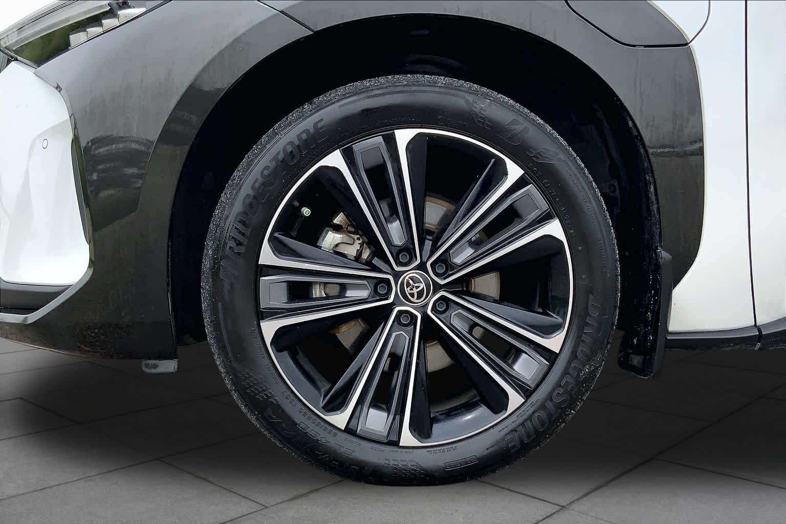 Used 2023 Wind Chill Pearl w/Black Roof Toyota Limited image 10