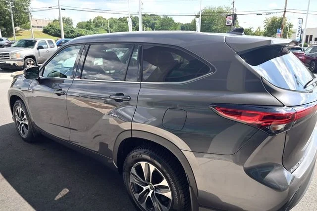 Used 2022 Gray Toyota XLE image 14