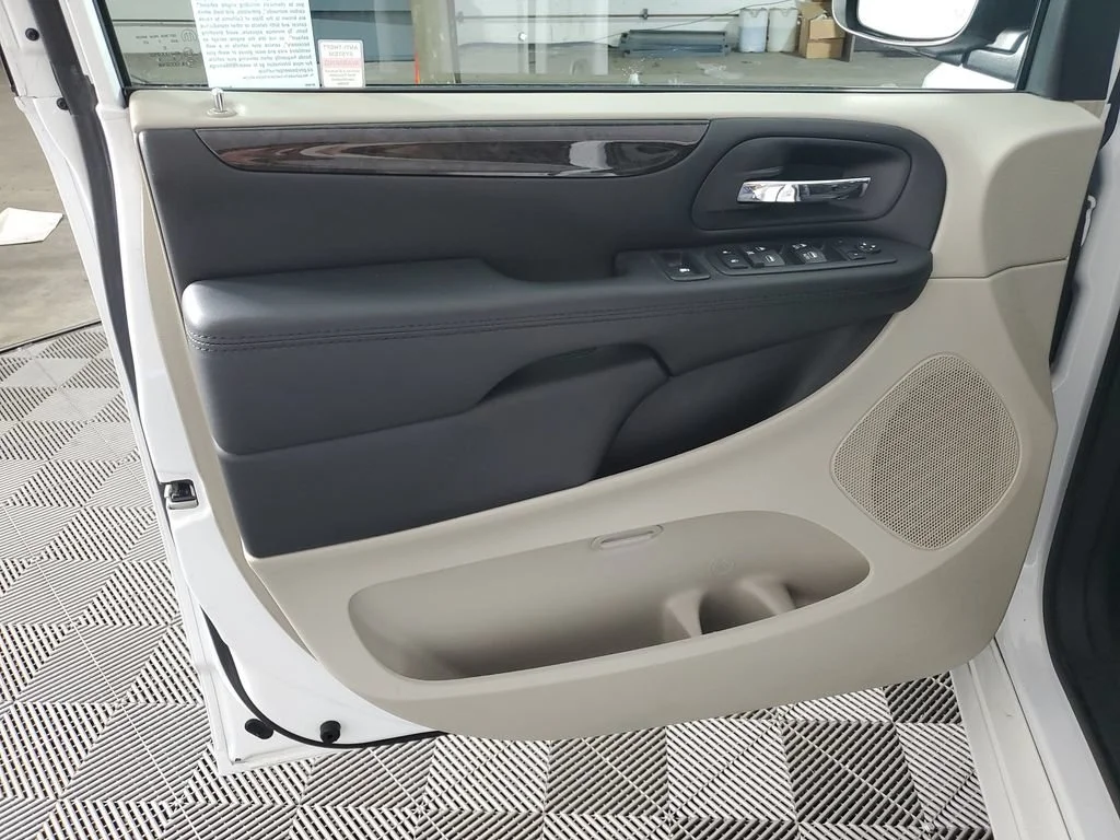 Used 2018 White Dodge SE image 26