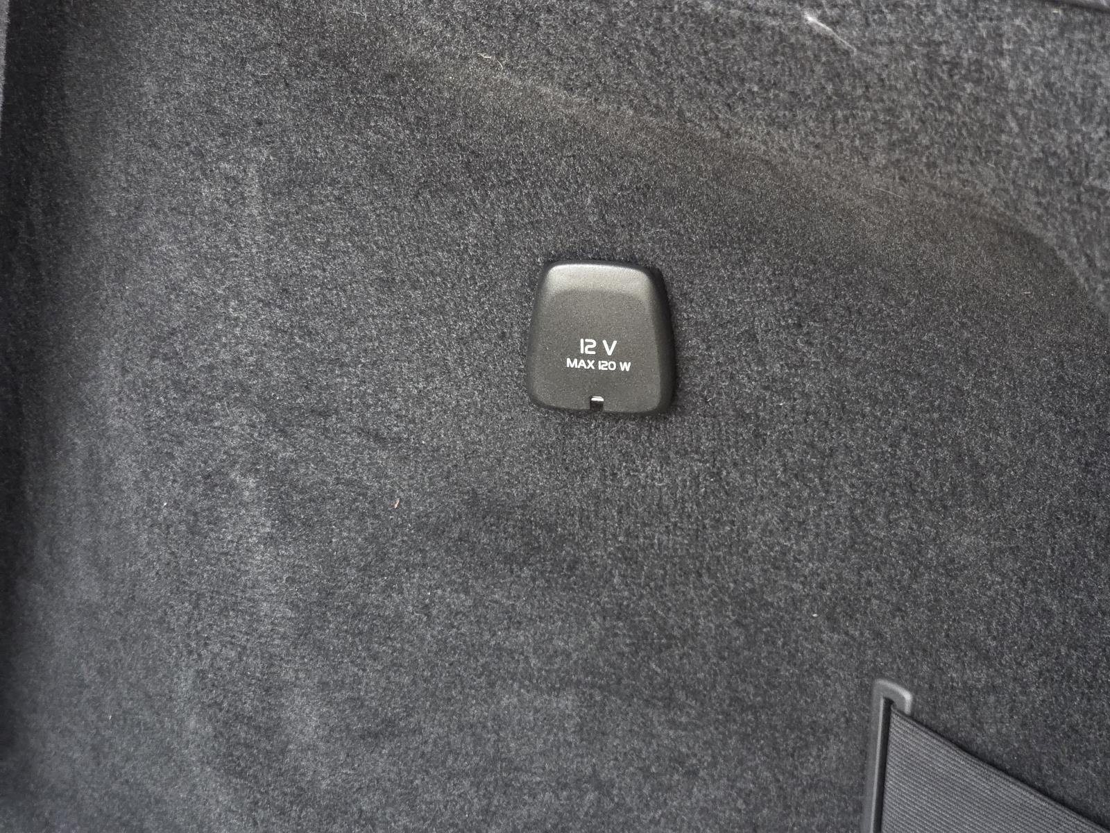 Used 2024 Onyx Black Metallic Volvo Plus Bright Theme image 13