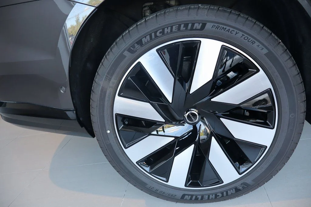 New 2025  Volvo Twin Motor Ultra image 18