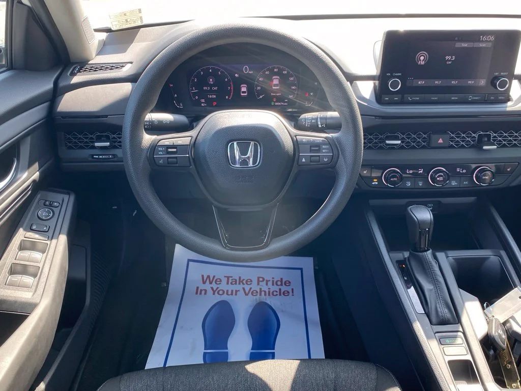 Used 2025 White Honda SE image 9