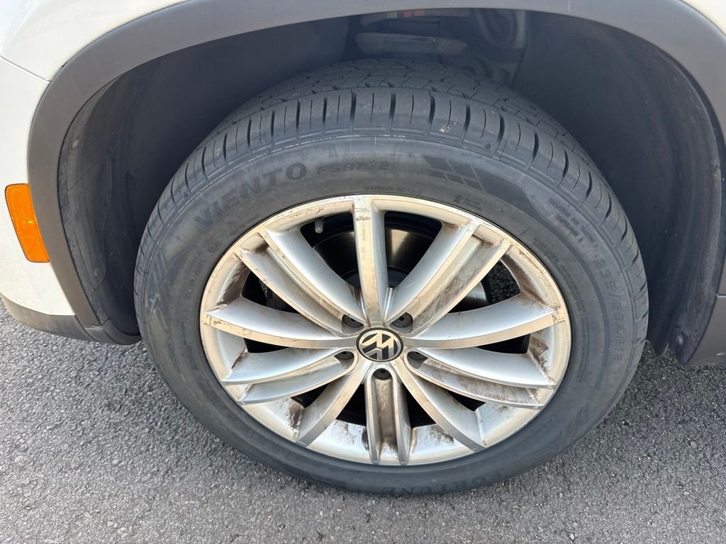 Used 2013 Candy White Volkswagen AWD One-Owner image 24