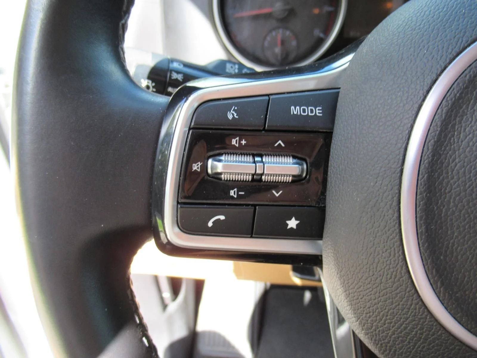 Used 2024 White Kia LX image 26