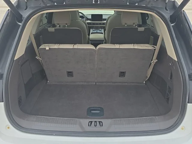 Used 2023 White Lincoln Reserve image 34