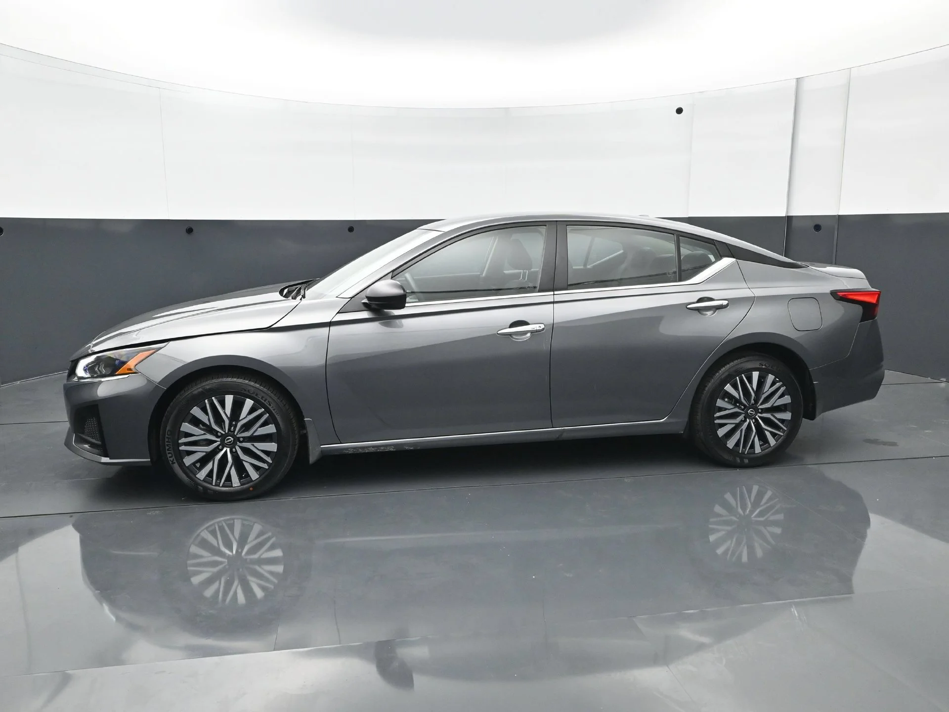 Used 2024 Nissan Altima SV with VIN 1N4BL4DW9RN342638 for sale in Burnsville, Minnesota