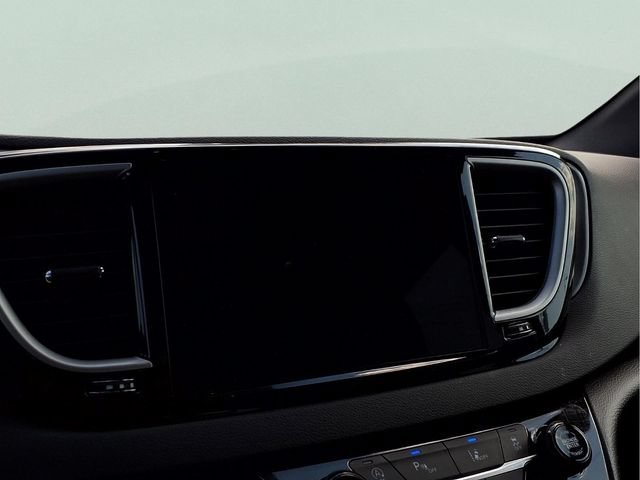 Used 2025  Chrysler Select image 9