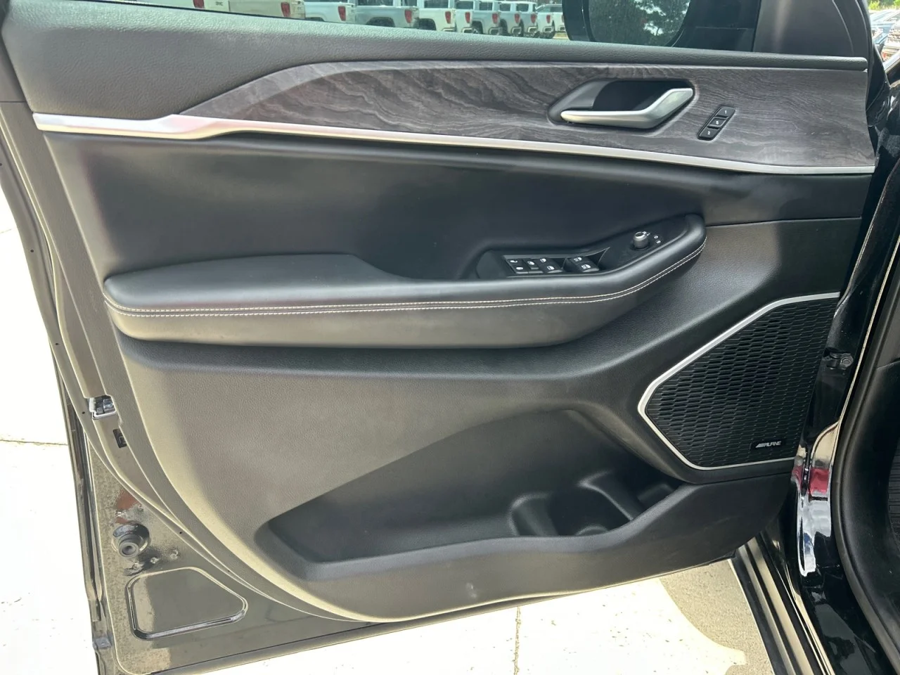 Used 2021  Jeep Limited image 10