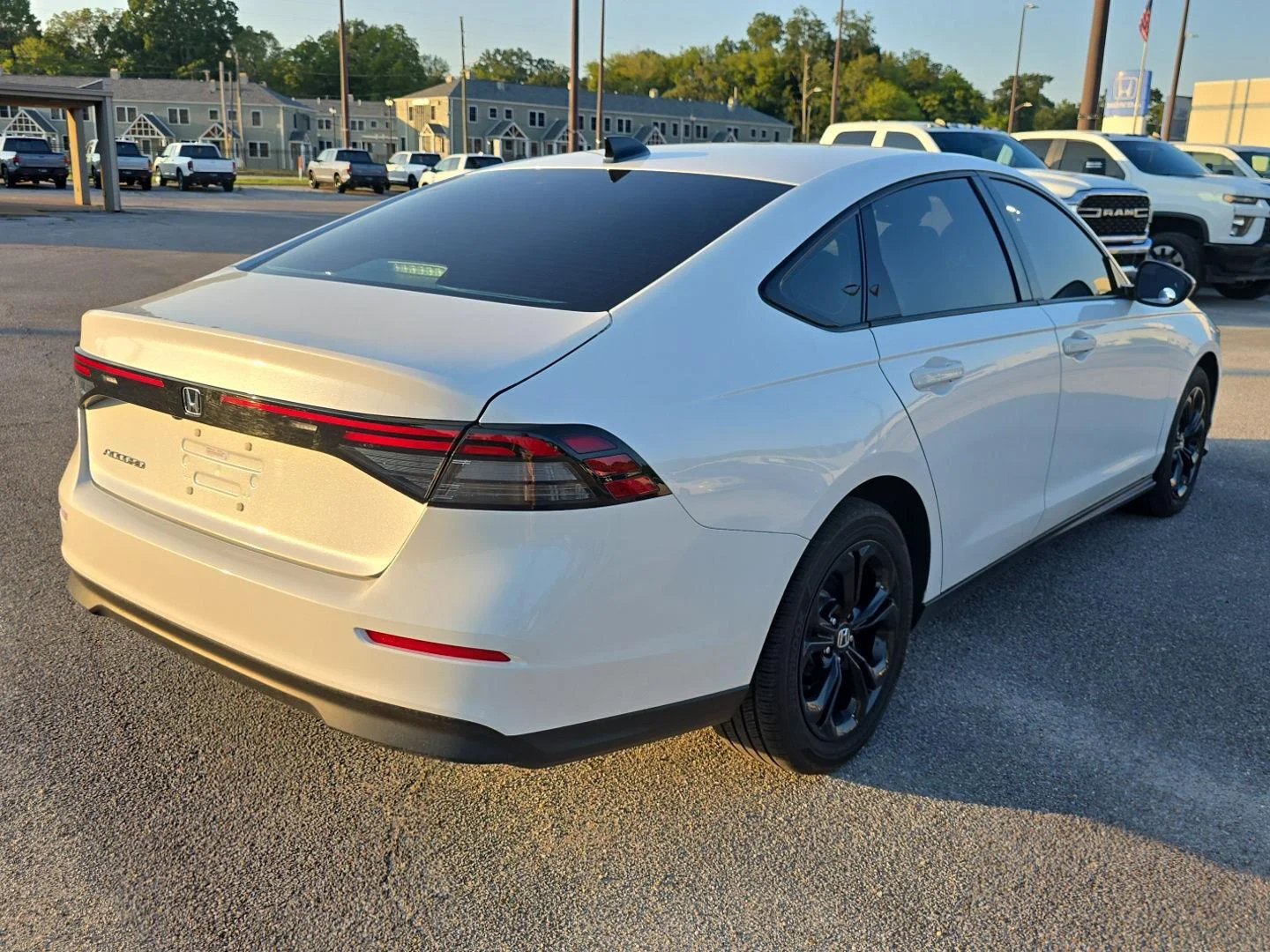 Used 2025 Platinum White Pearl Honda SE image 3