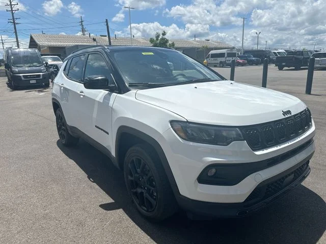 Used 2023 White Jeep Latitude image 11