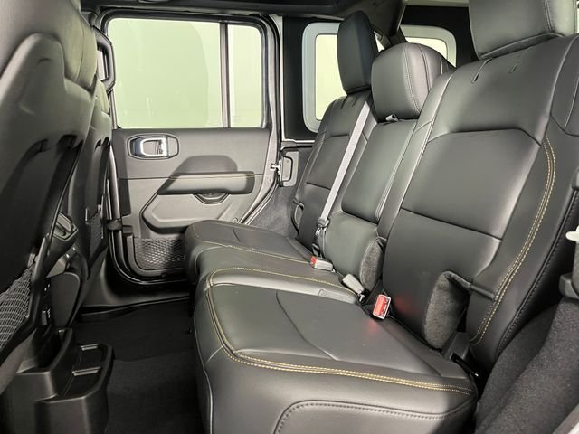 New 2026 Granite Crystal Metallic Clear-Coat Exterior Paint Jeep Sahara image 7