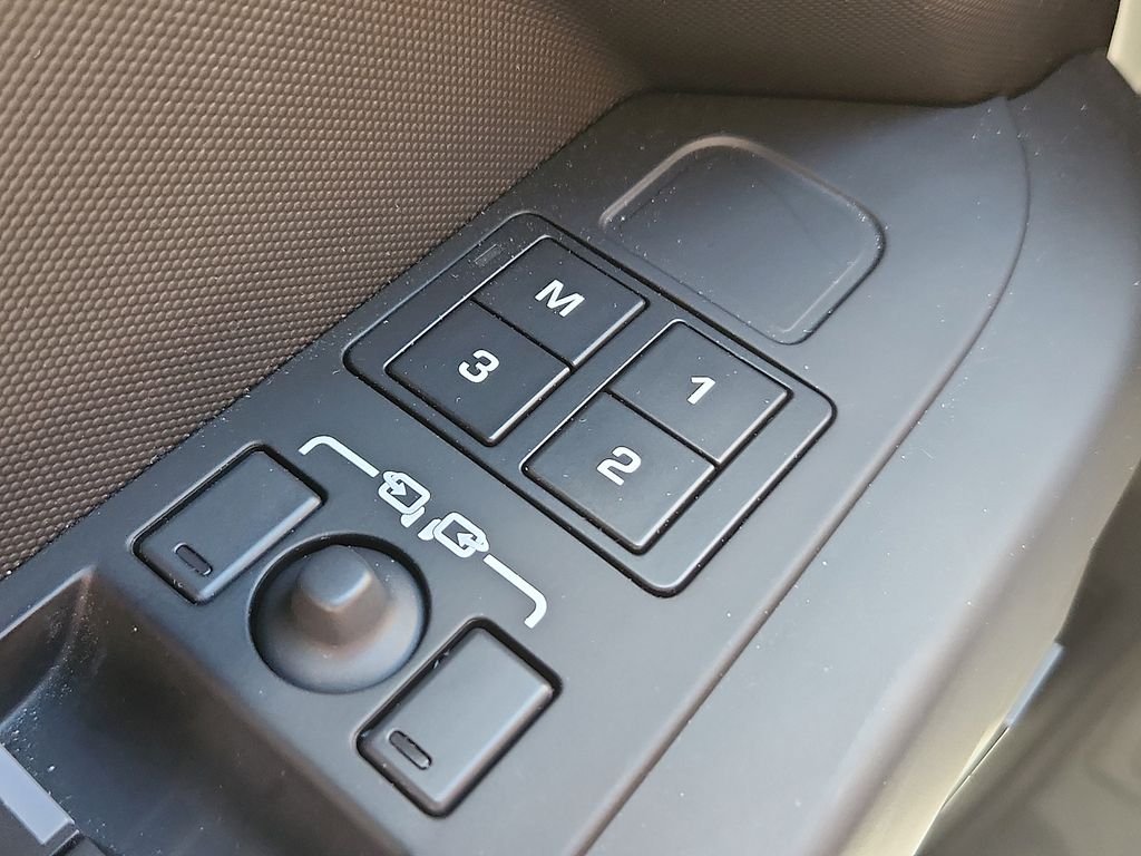 Used 2026 Fuji White Land Rover X-Dynamic SE image 24