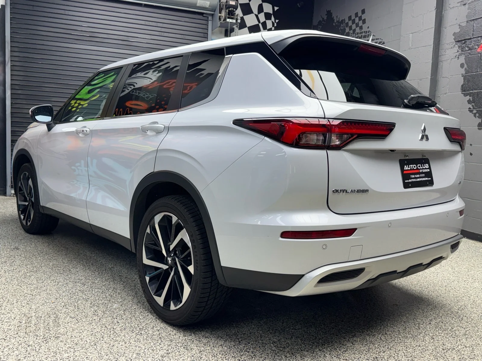 Used 2024 White Diamond (w85) Mitsubishi SE image 4