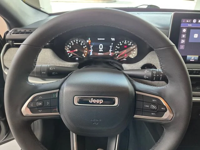 Used 2023 Gray Jeep Latitude Lux image 30