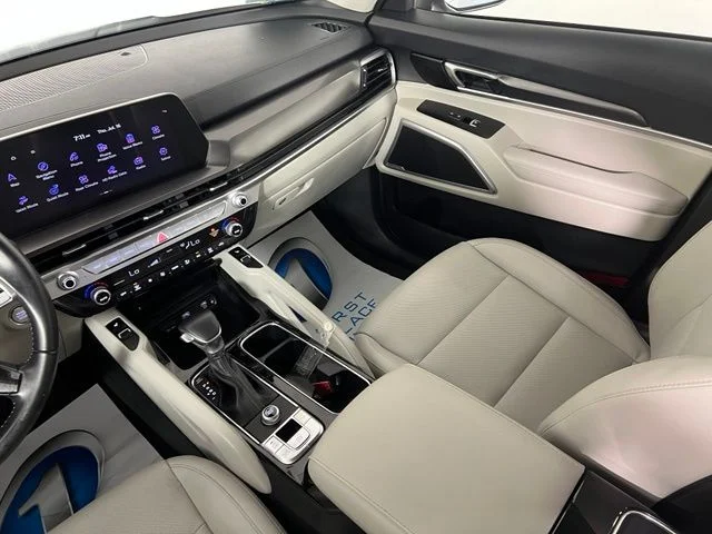Used 2023 White Kia S image 32