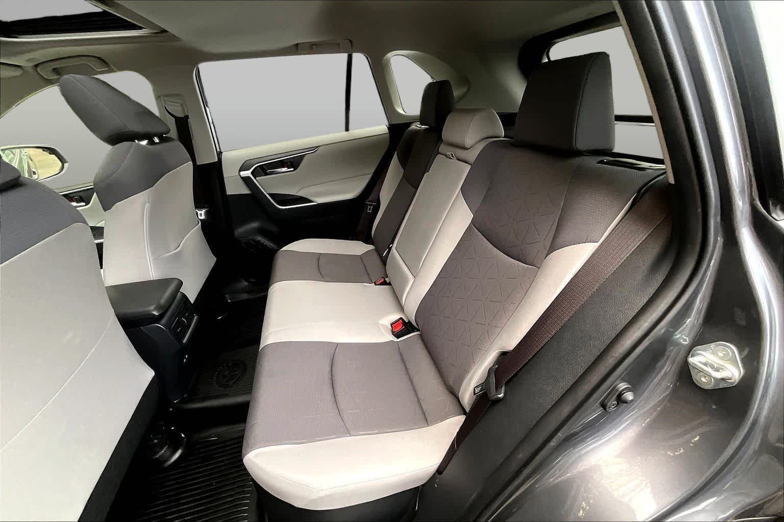 2025 Toyota RAV4 XLE - Photo 20