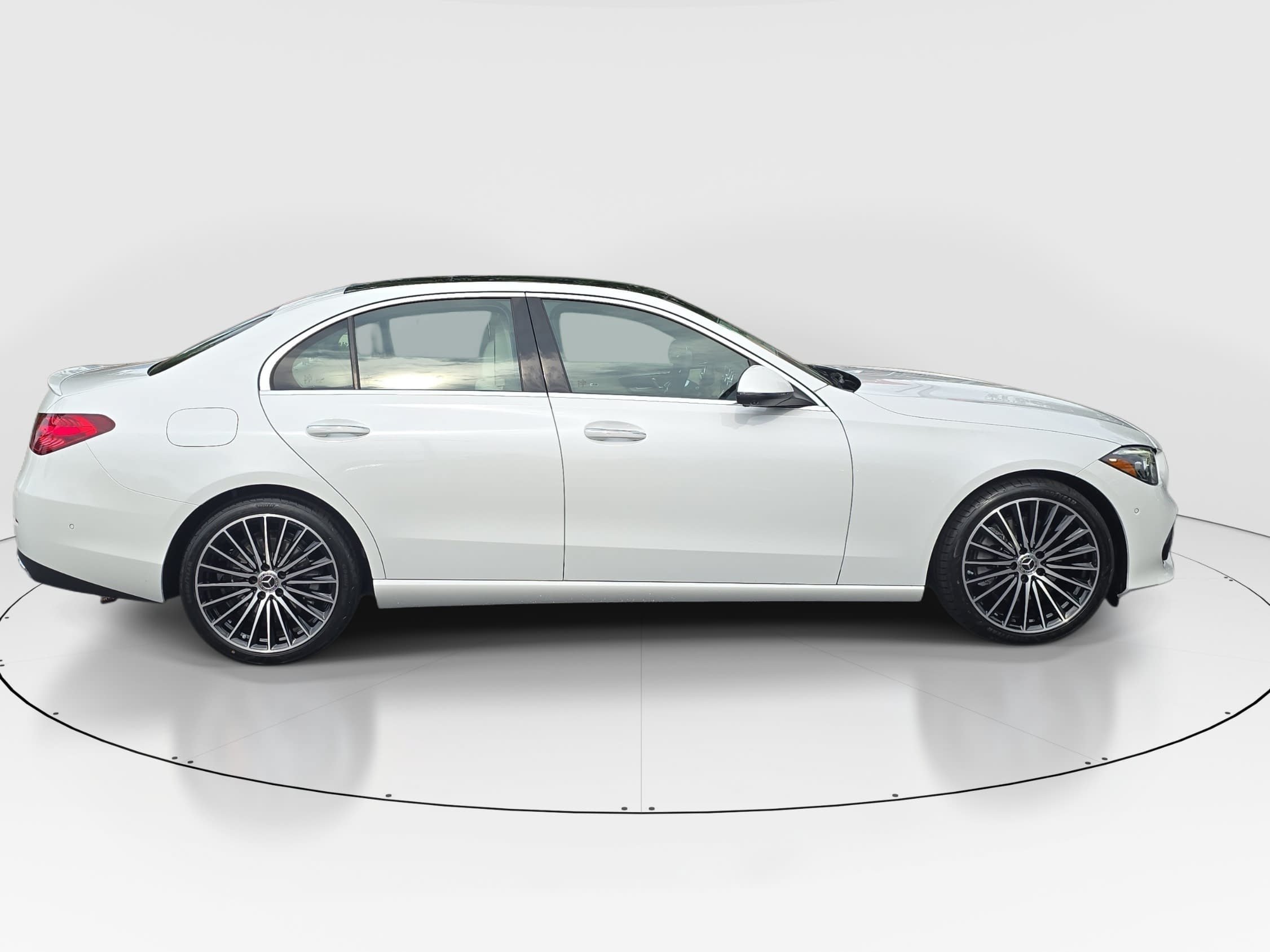 New 2026 MANUFAKTUR Moonlight White Metallic Mercedes-Benz C300 image 4