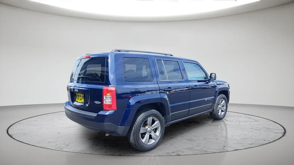 Used 2015 Blue Jeep Latitude image 3
