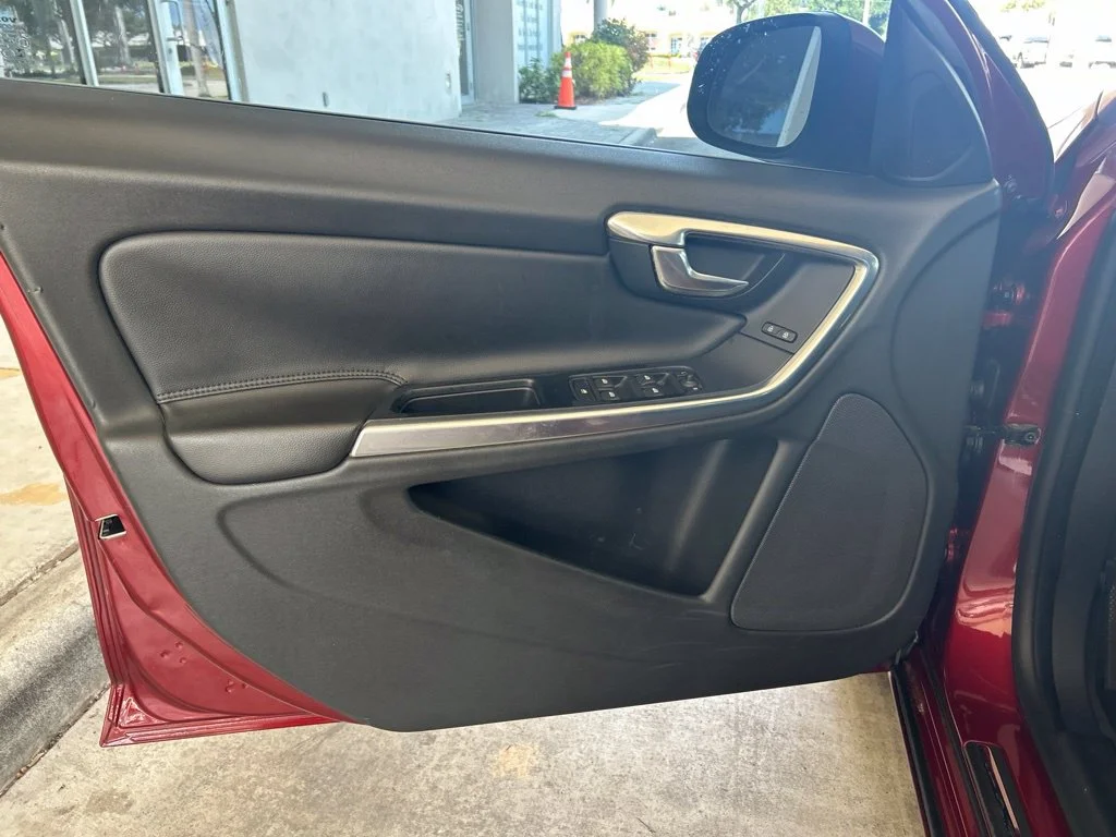 Used 2013  Volvo  image 32
