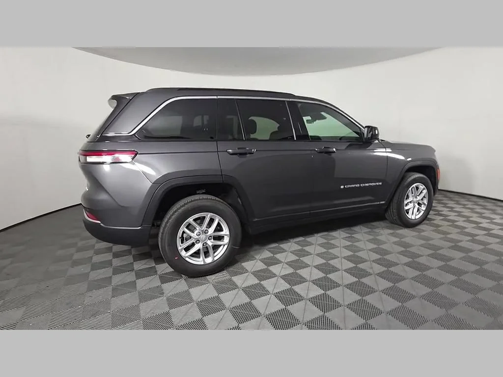 New 2026 Baltic Gray Metallic Clear-Coat Exterior Paint Jeep Laredo image 31