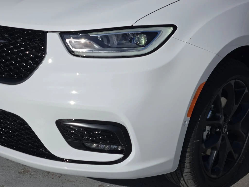 New 2026 Bright White Clearcoat Chrysler Select image 6