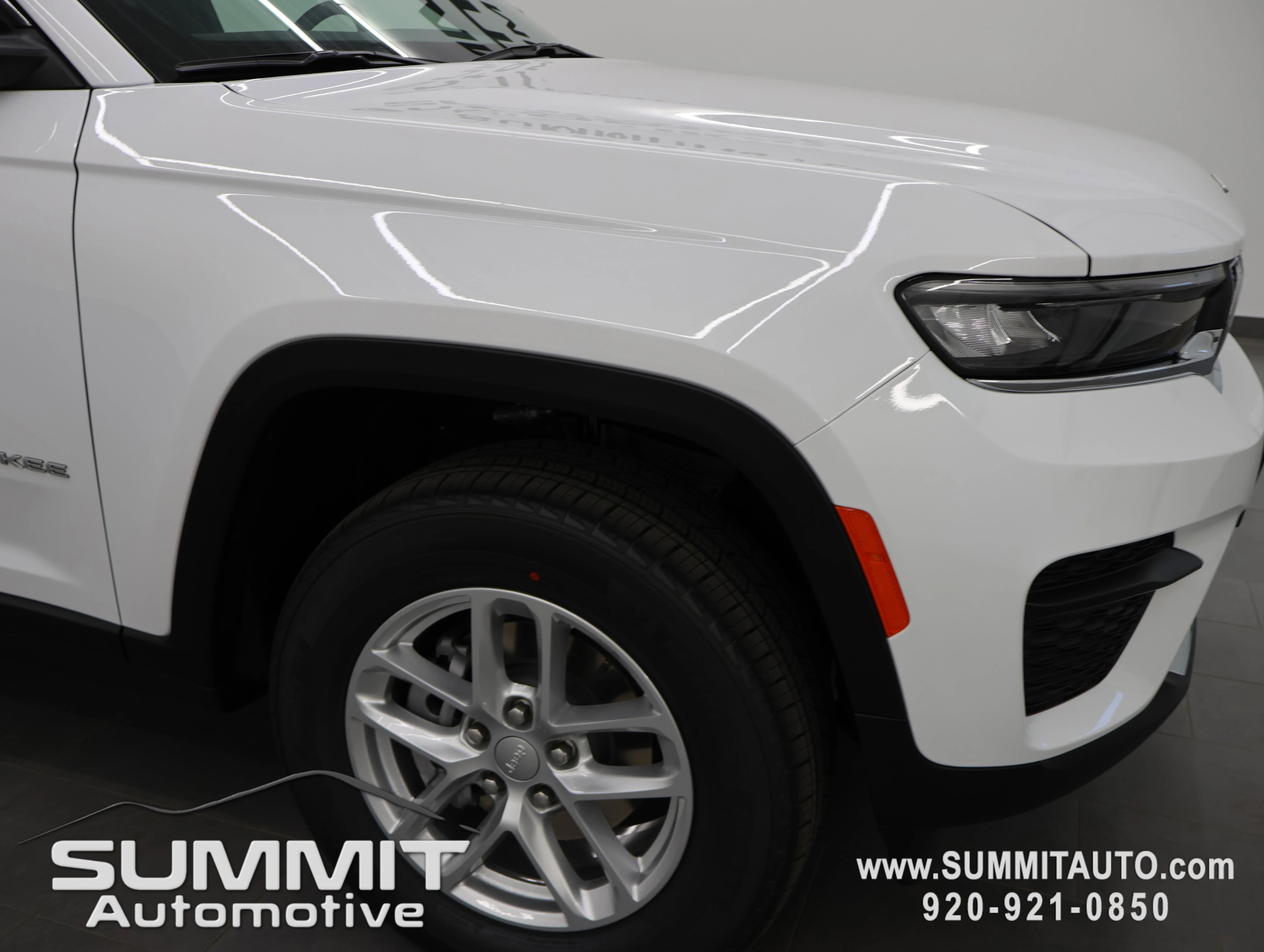 New 2026 Bright White Clear-Coat Exterior Paint Jeep Laredo X image 24