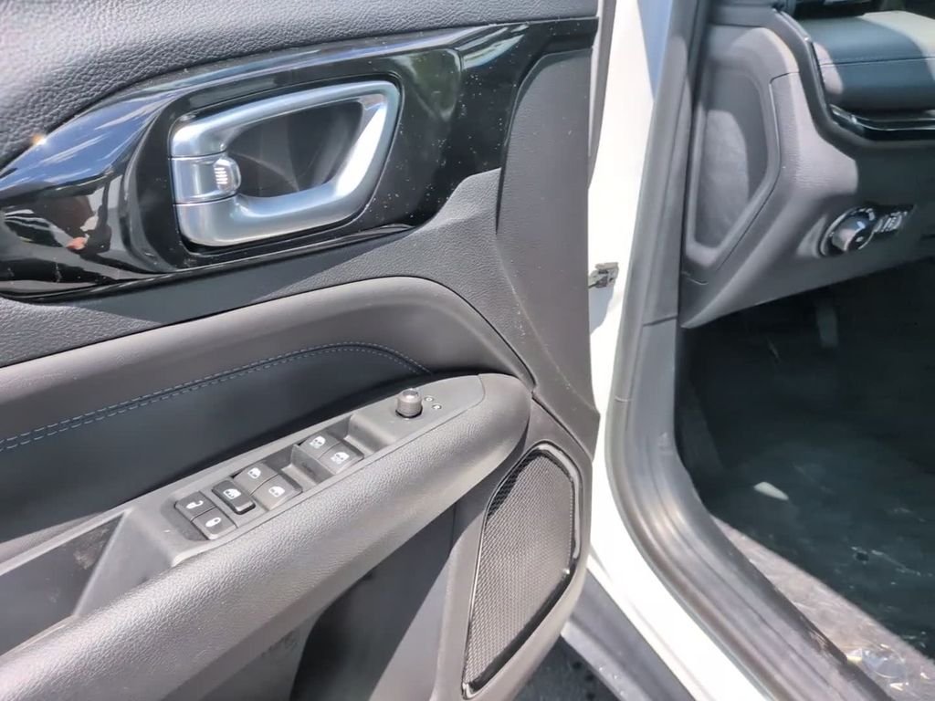 New 2026 Bright White Clear-Coat Exterior Paint Jeep Latitude image 16