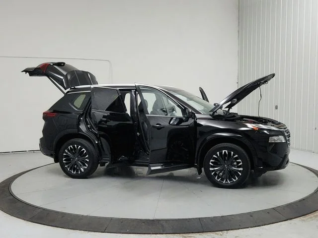 Used 2024 Black Nissan Platinum image 9