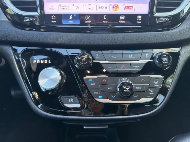 Used 2025 White Chrysler Select image 19