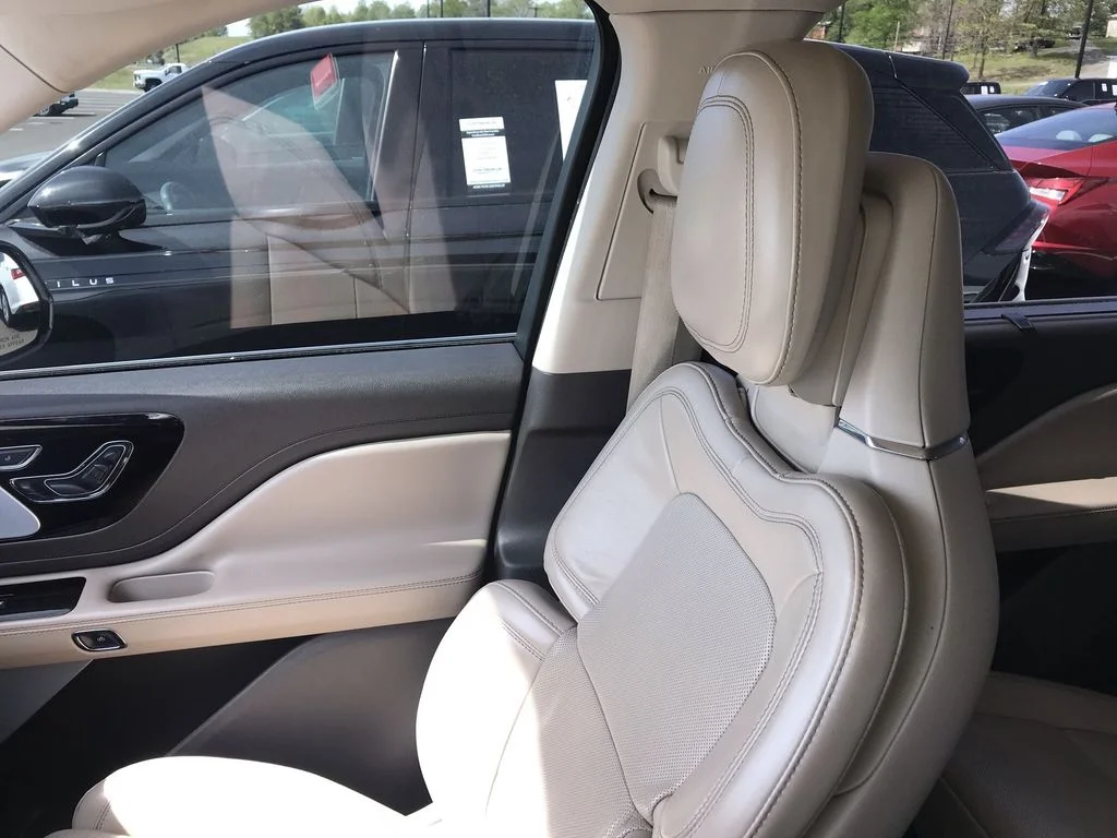 Used 2021 White Lincoln Reserve image 25