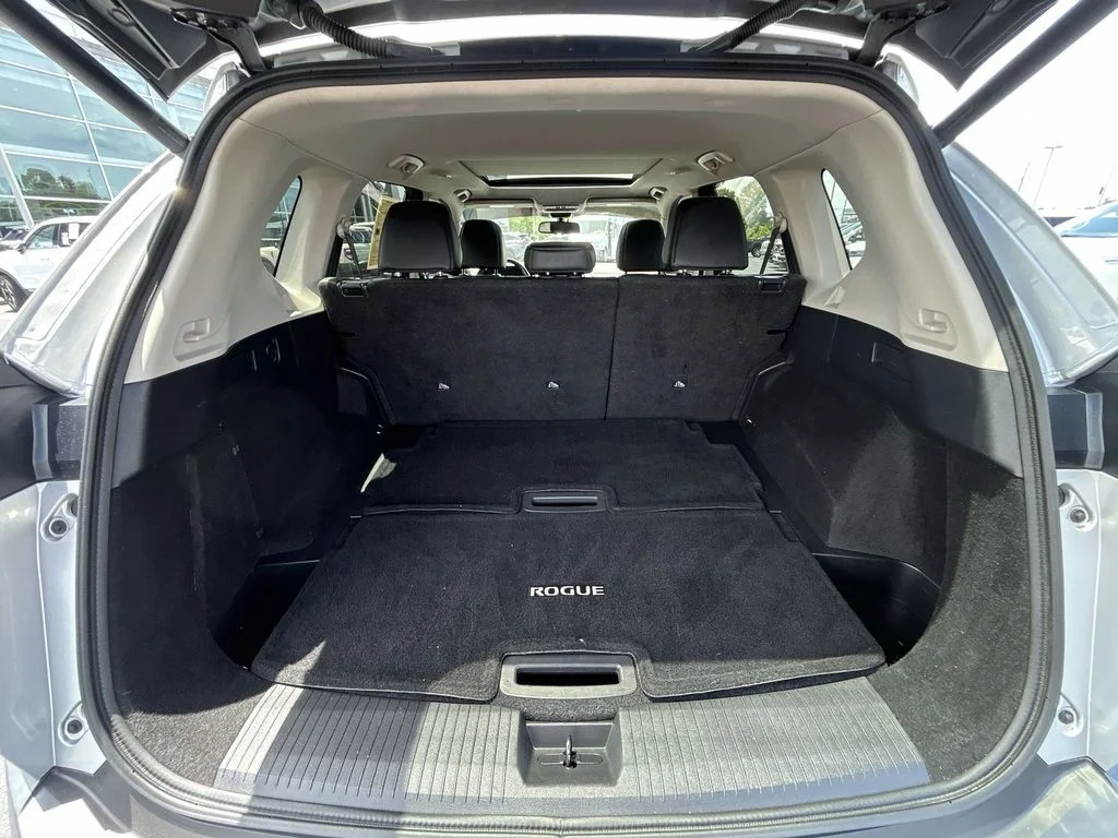 Used 2021 Silver Nissan SL image 29