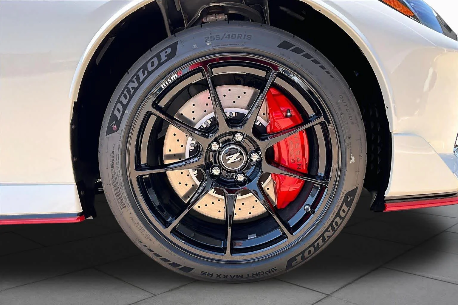 New 2027 Pearl White TriCoat / Super Black Two-tone Nissan NISMO image 12