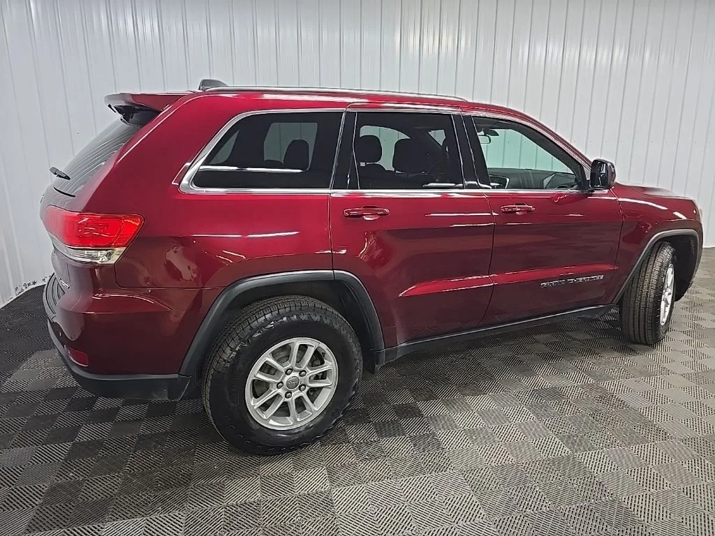Used 2018 Red Jeep Laredo image 3