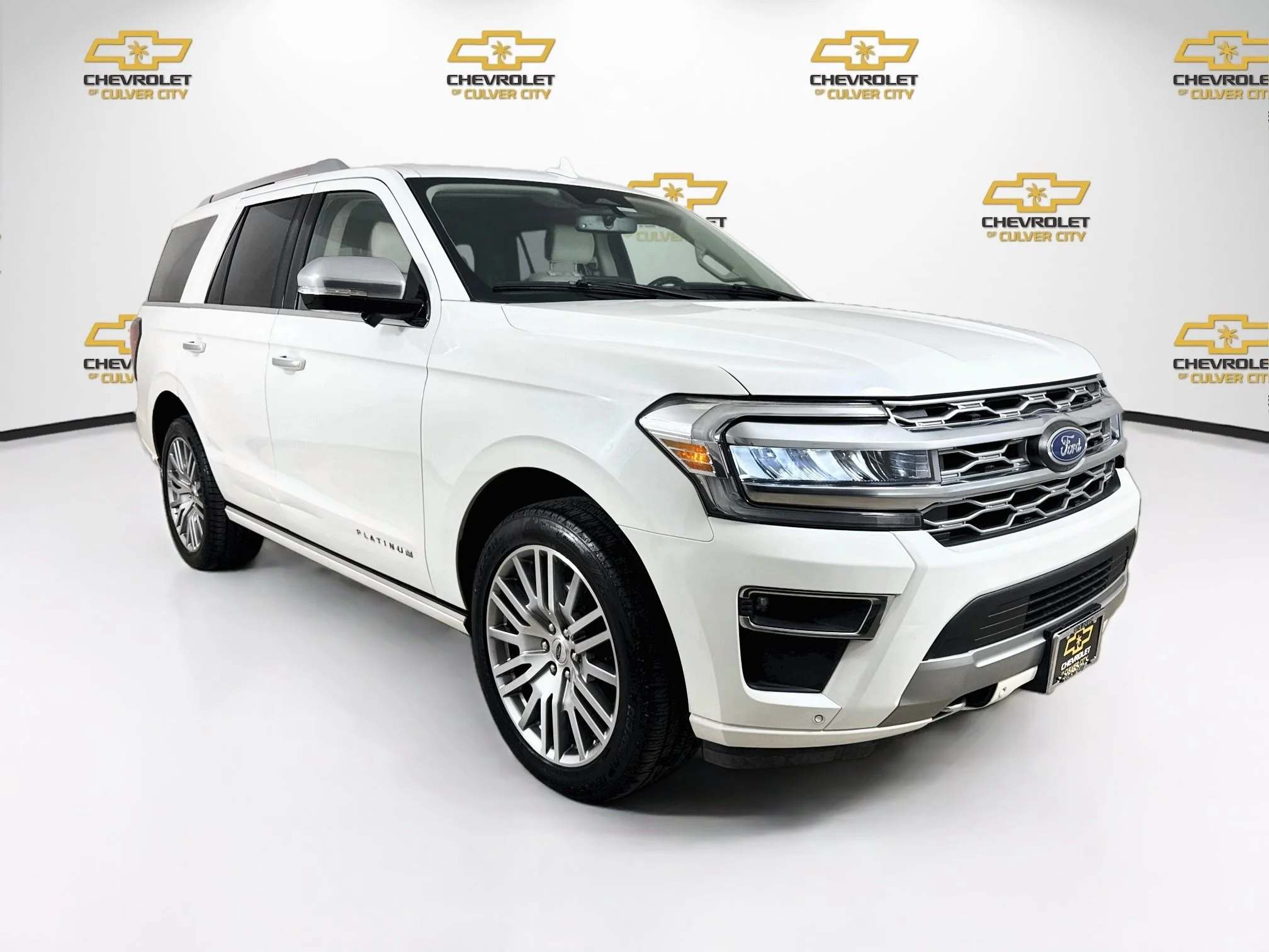 Used 2023  Ford Platinum image 1