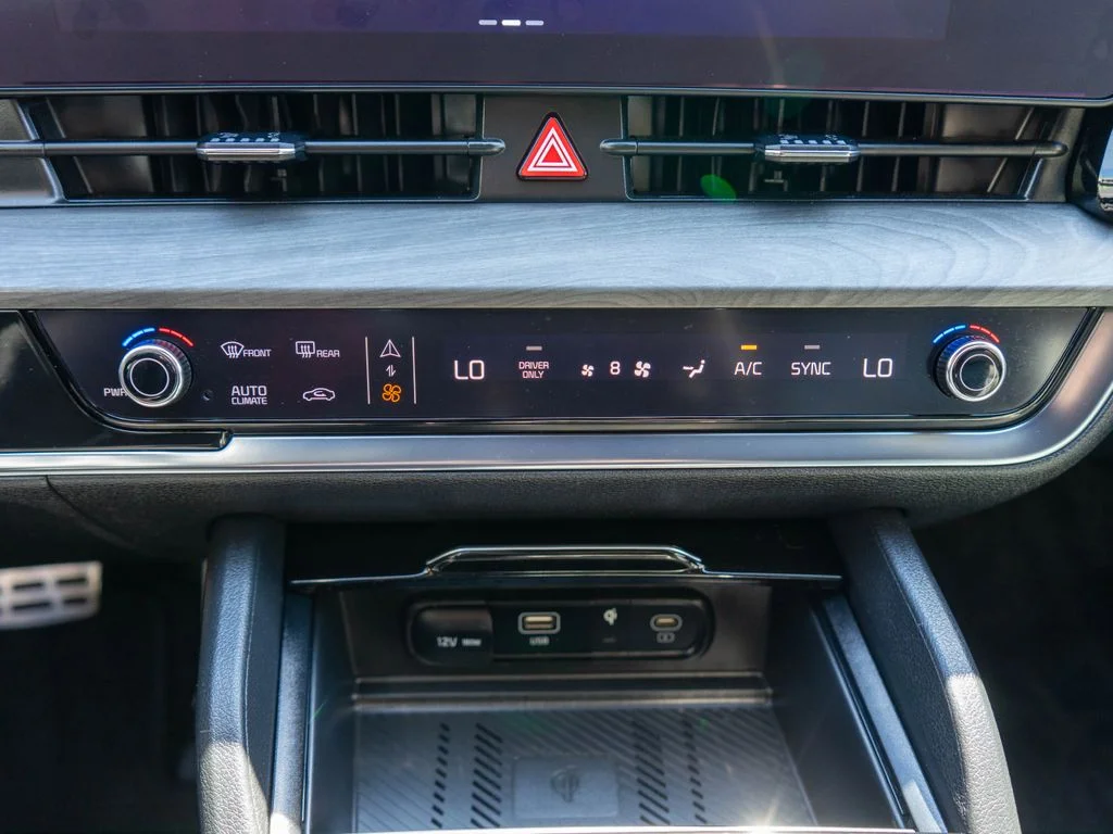 Used 2025 Black Kia X-Line Prestige image 25
