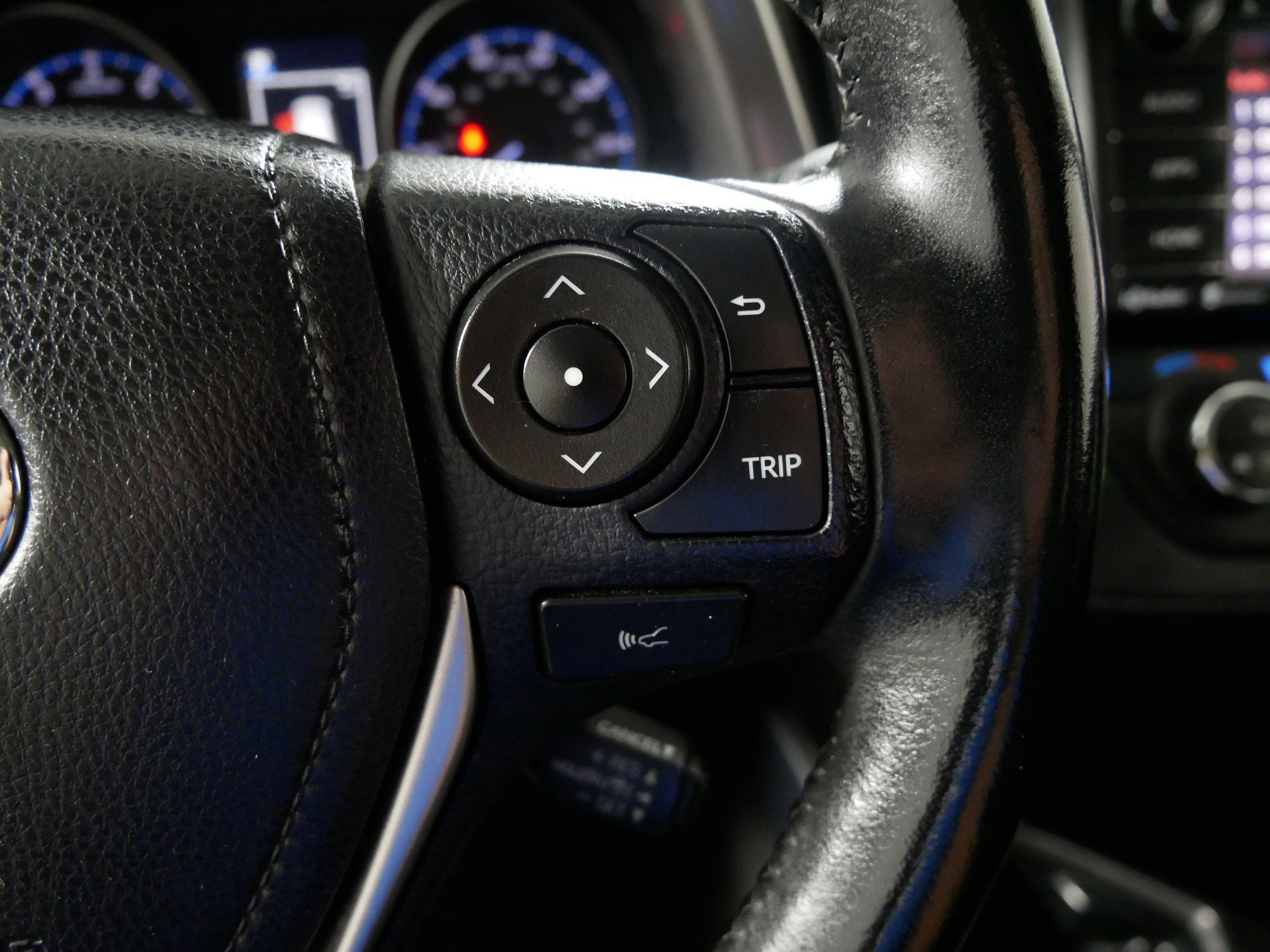 Used 2018 Super White Toyota XLE image 28