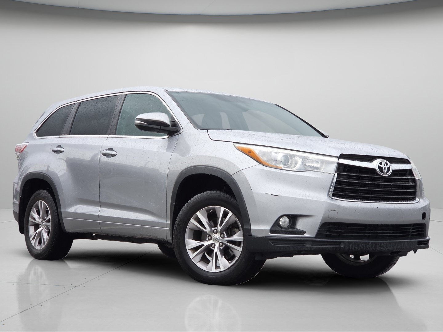 Used 2015 Silver Sky Metallic Toyota LE Plus V6 image 2