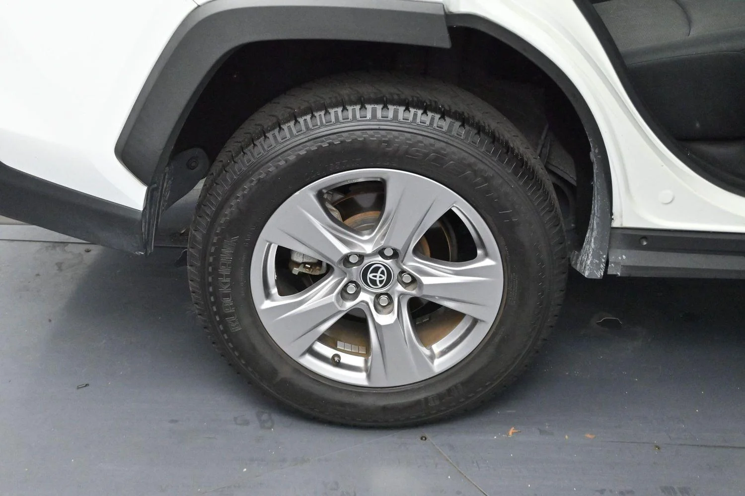 Used 2022 White Toyota XLE image 34