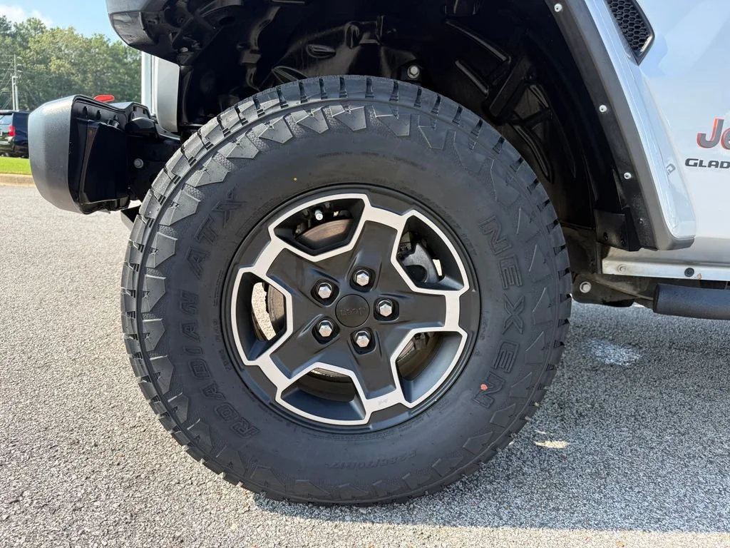 Used 2022 Silver Jeep Mojave image 25