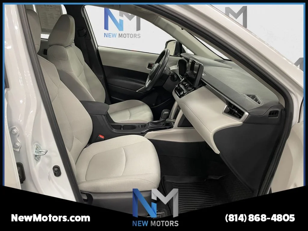 Used 2023 Pearl Toyota LE image 15