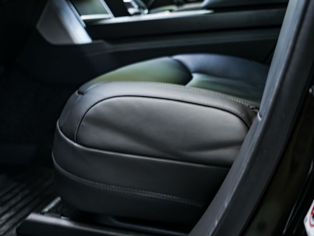 New 2026 Santorini Black Land Rover SE image 22