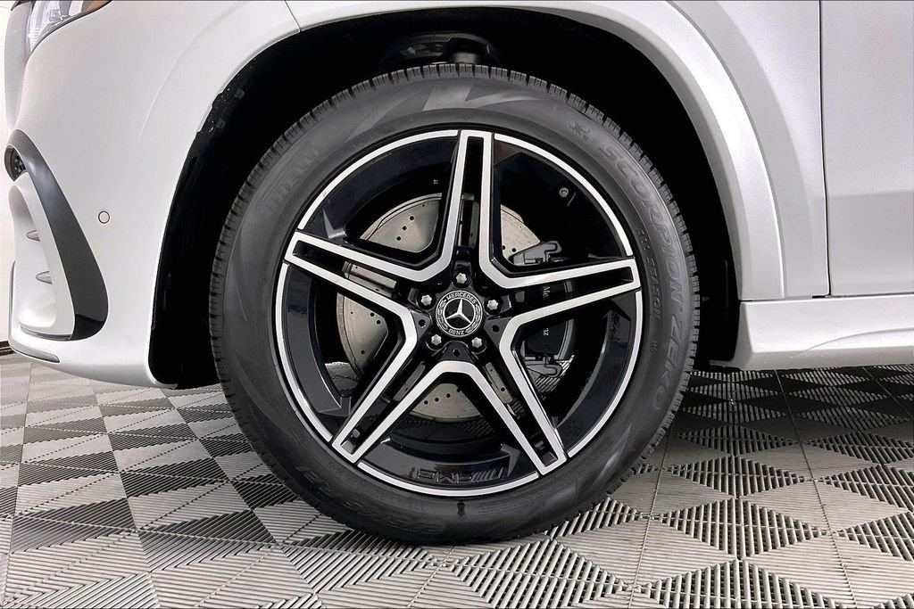 New 2026 MANUFAKTUR Moonlight White Magno Mercedes-Benz GLS 450 image 12